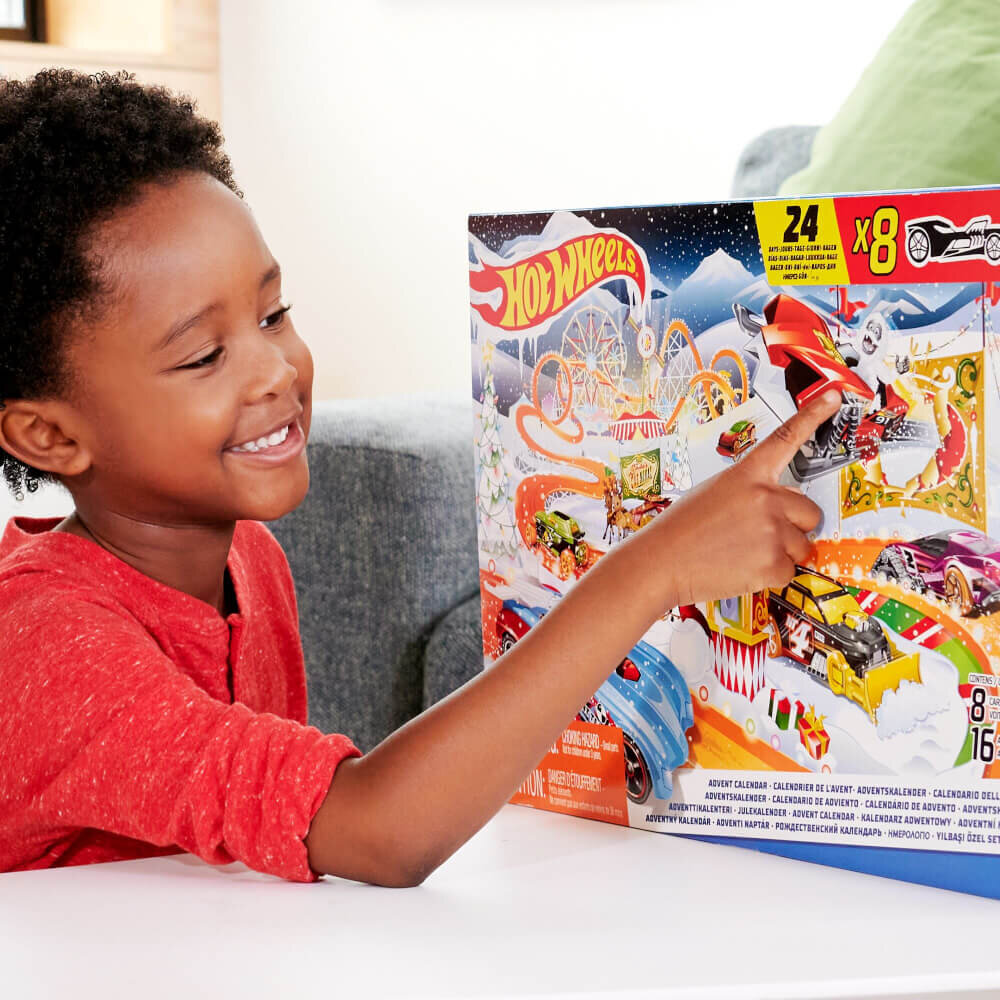 Hot Wheels Adventskalender – 24 Überraschungen mit 8 Fahrzeugen & Zubehör (Maßstab 1:64), Hot Wheels Adventskalender 2022 Hot Wheels Adventskalender – 8 Hot Wheels‑Fahrzeuge und 16 winterliche Zubehörteile im Maßstab 1:64, inklusive Spielmatte, Person, Werbung