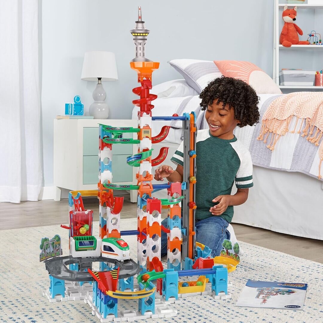 VTech Marble Rush Super Sky Tower Set XL300 E mit 141 Teilen, motorisiertem Zug, elektronischem Förderband, 10 MarBalls, Lichteffekten & Klang, fördert Motorik & räumliches Denken, ab 4 J.,