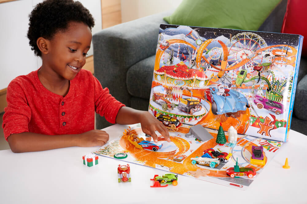 Hot Wheels Adventskalender – 24 Überraschungen mit 8 Fahrzeugen & Zubehör (Maßstab 1:64), Hot Wheels Adventskalender – 8 Hot Wheels‑Fahrzeuge und 16 winterliche Zubehörteile im Maßstab 1:64, inklusive Spielmatte, Abspielen, Person