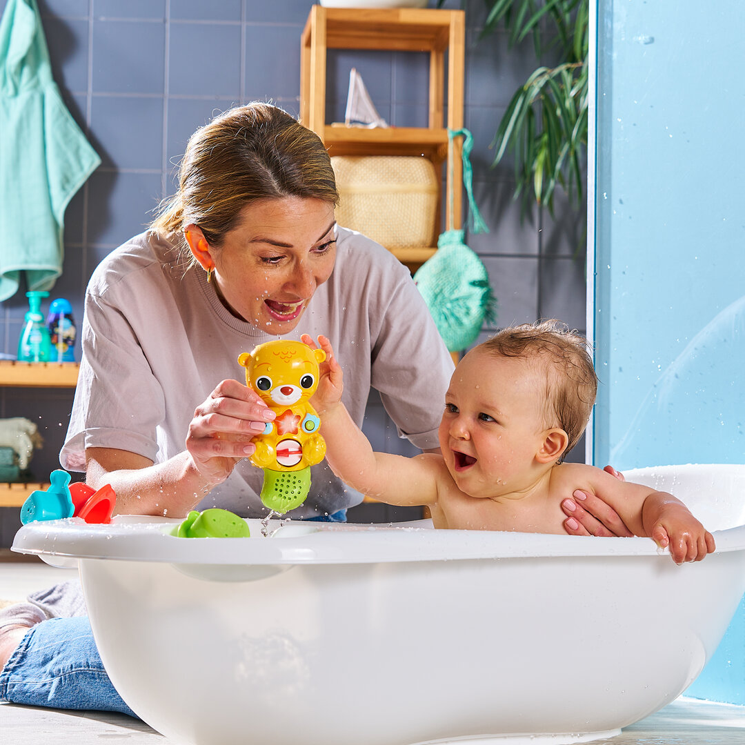 VTech Badespaß Otter interaktives Badespielzeug ab 1 Jahr VTech Badespaß Otter aus buntem Kunststoff mit Leucht-Seestern-Taste, Wassersensor, drehbarem Rad im Bauch, 3 Fisch-Becher, 3 Lieder & 15 Melodien, wasserdichtes Batteriefach ab 1 Jahr., Erwachsener, Weiblich, Person, Frau, Baden