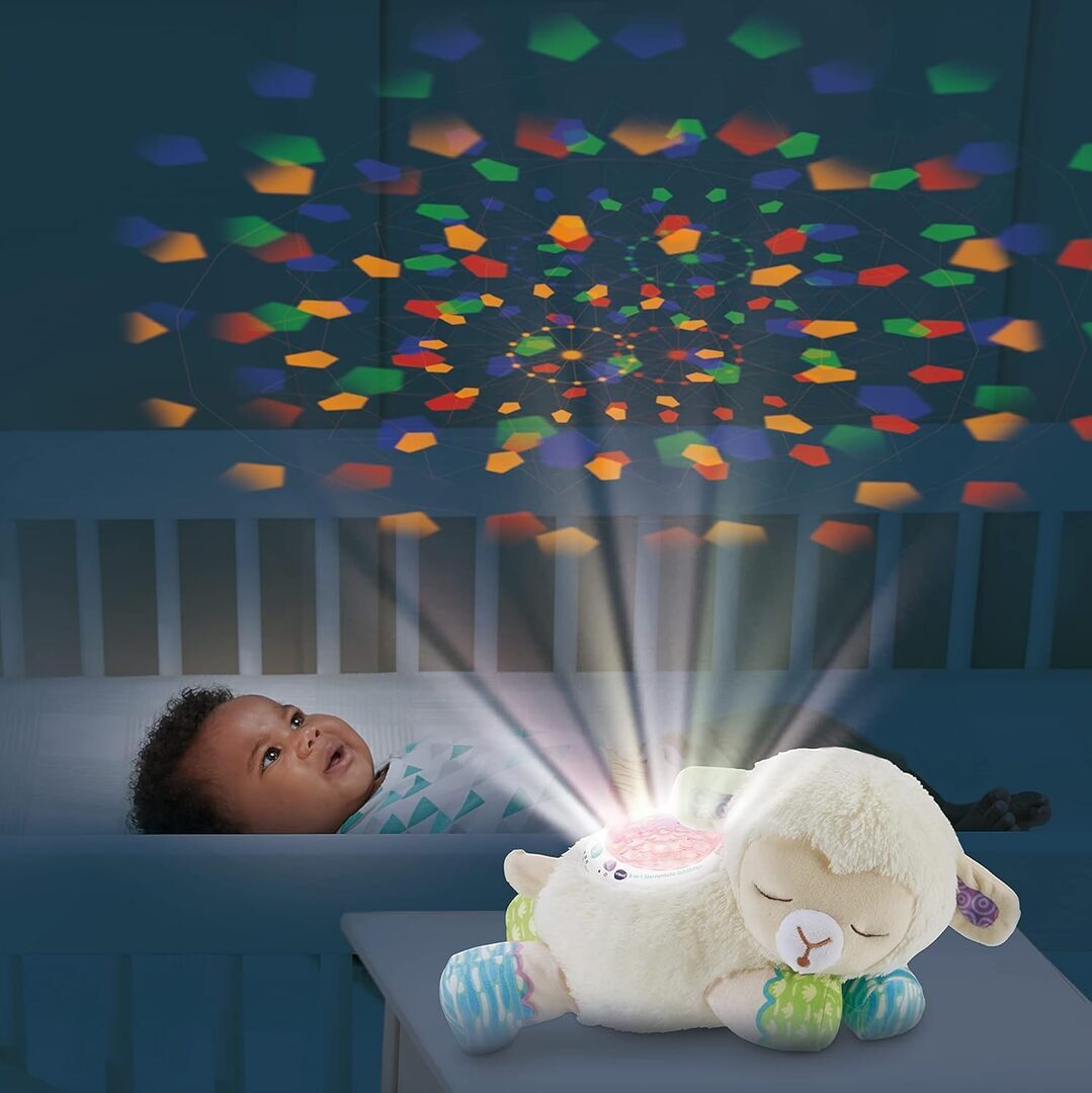 VTech 3-in-1 Sternenlicht-Schäfchen Projektion, Musik & Kuscheltier ab 0,5 Jahr VTech 3-in-1 Sternenlicht-Schäfchen aus weichem Plüsch mit abnehmbarem Projektormodul, 3 Lichtschablonen, 3 Liedern, 40 Melodien, 25 Natur-Sounds, Timer & Geräusch-Sensor, ab 0,5 J., Krippe, Mobiliar, Bett für Säuglinge, Baby, Person, Krippe, Mobiliar, Be