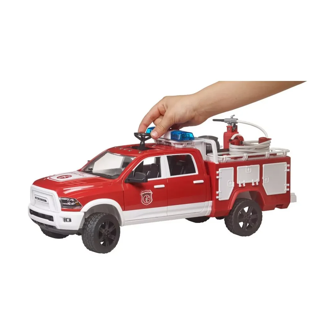 Bruder 02544 RAM 2500 Feuerwehreinsatzwagen mit Light + Sound Modul