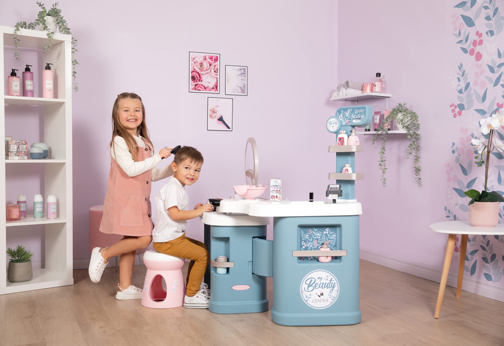 Smoby My Beauty Center Spielset: Friseur-, Make-up- und Verkaufsstation mit 32 Zubehörteilen Fen, UV-Lampe, Kosmetik, Kasse, ab 3 Jahren, Leute, Person, Junge, Kind, Männlich