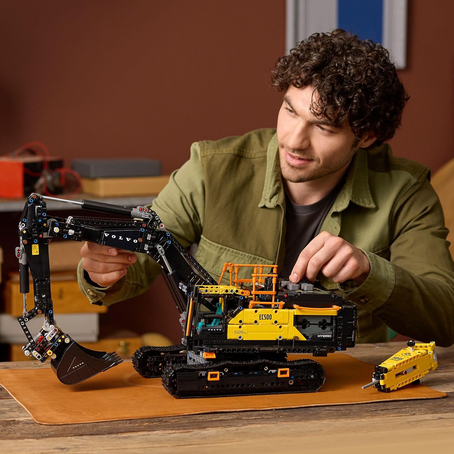 LEGO 42175 Technic Porsche 963 Rennwagen-Bauset LEGO Technic 42175 Porsche 963 Langstrecken-Rennwagen in Rot, Weiß und Schwarz mit realistischen Details