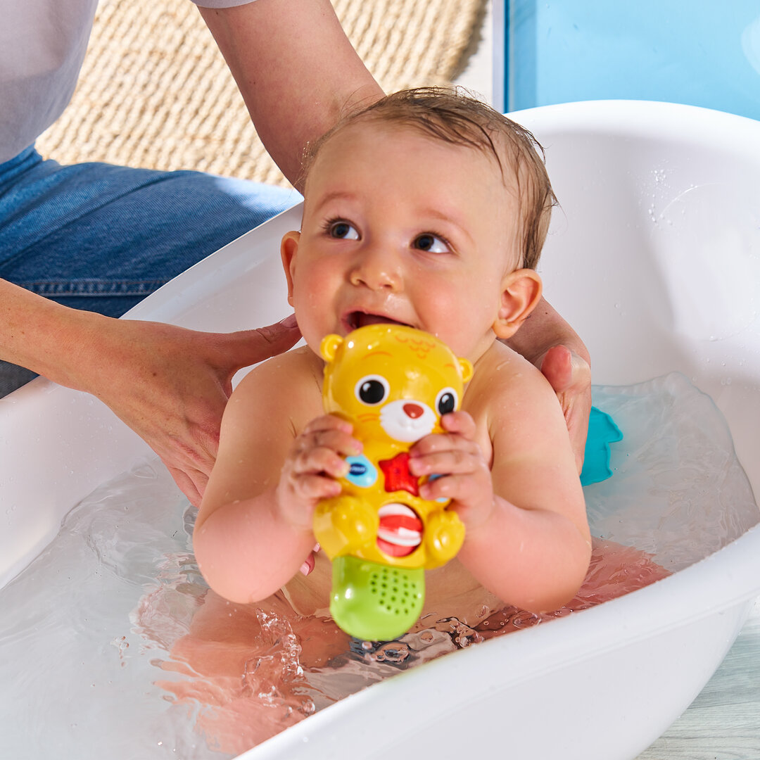 VTech Badespaß Otter interaktives Badespielzeug ab 1 Jahr VTech Badespaß Otter aus buntem Kunststoff mit Leucht-Seestern-Taste, Wassersensor, drehbarem Rad im Bauch, 3 Fisch-Becher, 3 Lieder & 15 Melodien, wasserdichtes Batteriefach ab 1 Jahr., Baden, Badewanne, Person, Wanne, Portrait