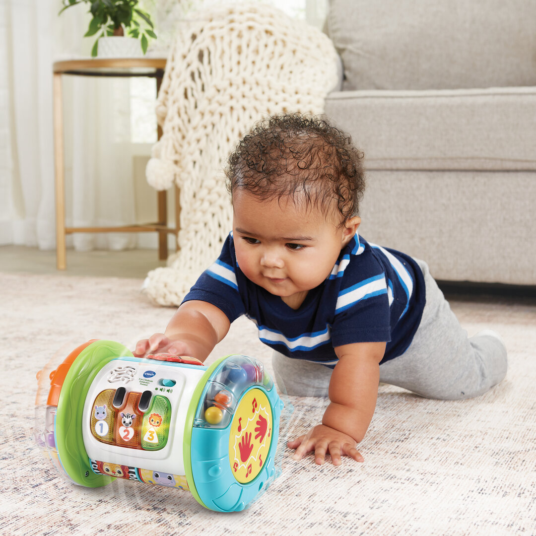 VTech 3-in-1 Rollende Entdecker-Trommel musikalischer Motorik-Spaß ab 9 Monaten VTech 3-in-1 Rollende Entdecker-Trommel in buntem Kunststoff  13,8×18,8 cm, Rollen, Trommeln, 5 Entdeckerseiten mit Leucht-Klavier, Musik 7 Lieder, 18 Melodien, Bewegungssensor, kindersicher, ab 9 Monaten, Person, Gesicht, Kopf, Fotografie, Portrait