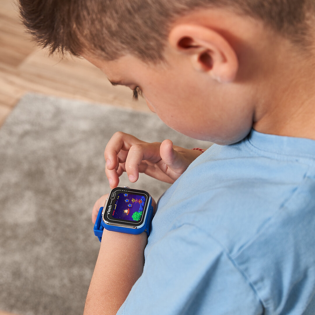 VTech KidiZoom Smart Watch MAX blau Kinder-Smartwatch mit Duokamera & Touchscreen, ab 5 Jahren VTech KidiZoom Smart Watch MAX blau mit großem Touch-Display, Front- & Rückkamera, Schrittzähler, Spiele & Kreativ-Apps, Wecker, Musik-Player, spritzwassergeschützt, wiederaufladbarer Akku, ab 5 Jahren, Junge, Kind, Männlich, Person, Arm