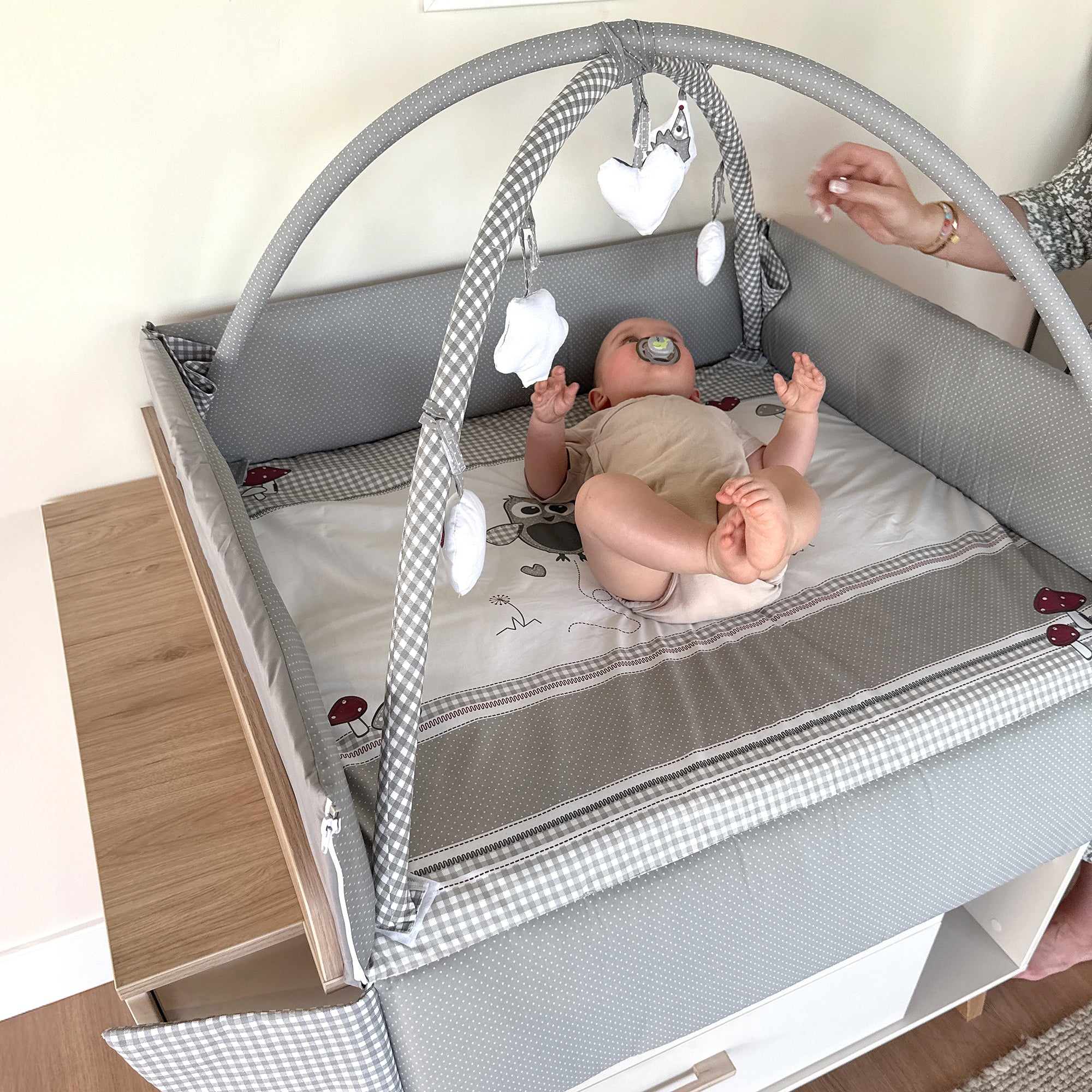 Roba 75001S148 Baby Nest mit Spielbogen Adam & Eule grau – Babynester - Produktbild 2