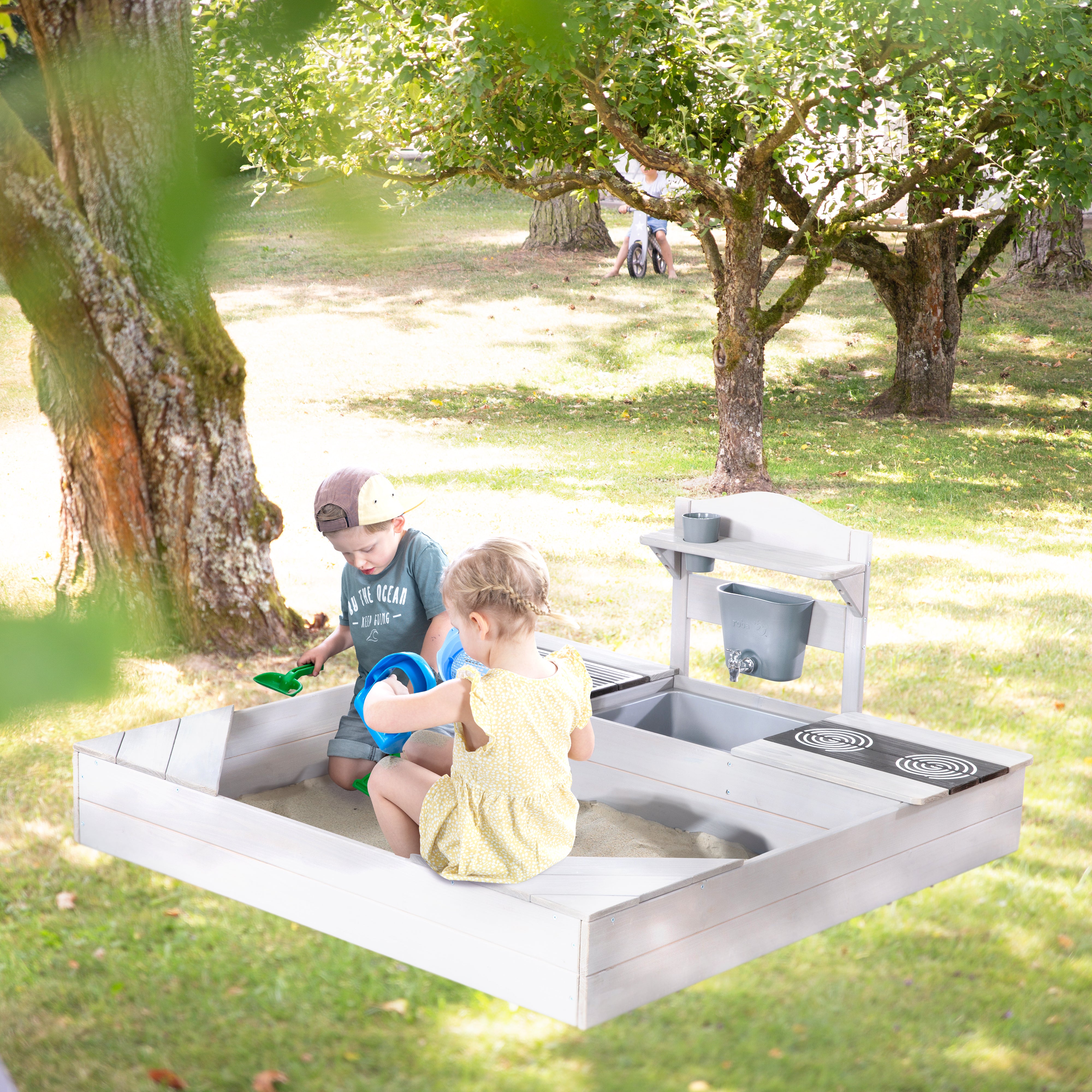 Roba 456061GAZU Sandkasten mit Matschküche + Plane grau – Outdoor + - Produktbild 2