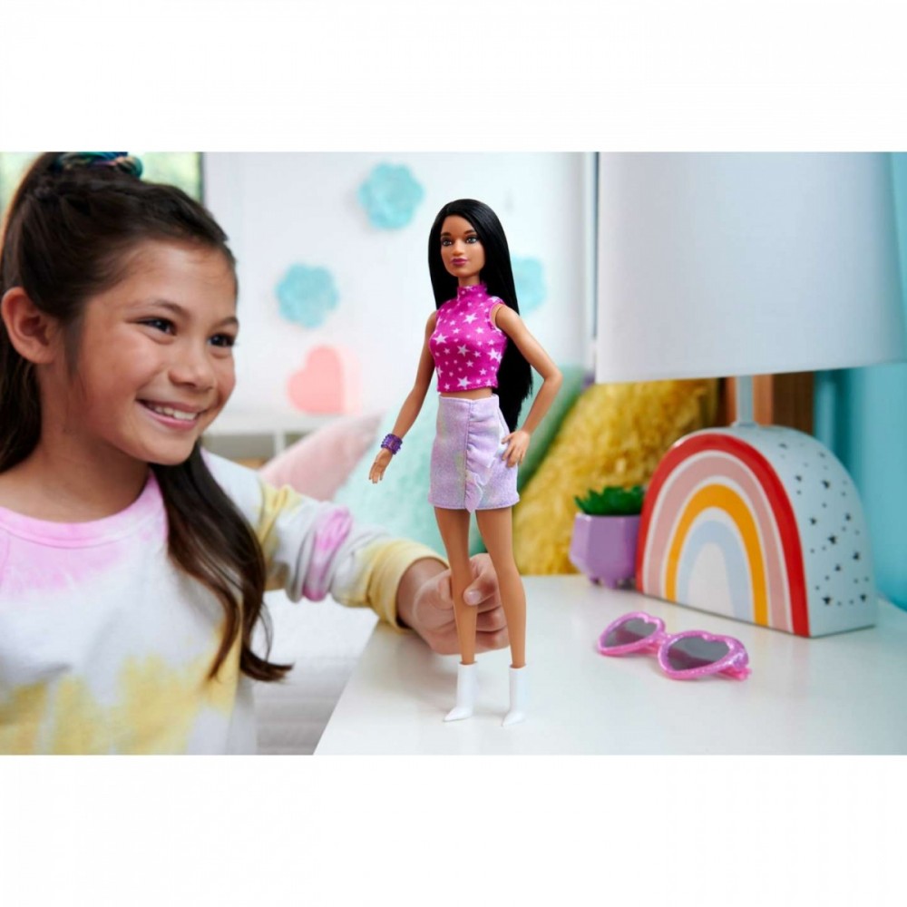 Barbie® Fashionistas-Puppe - 65th Anniversary, inspiriert von 1986, pinkfarbenes Oberteil mit Sternenmuster, schimmernder Rock mit Rüschen, weiße Stiefel & Armband, ab 3 Jahren