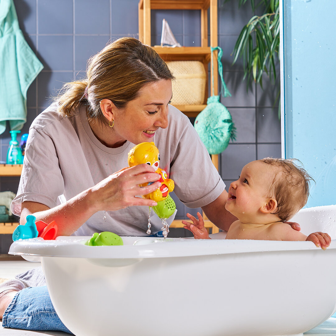 VTech Badespaß Otter interaktives Badespielzeug ab 1 Jahr VTech Badespaß Otter aus buntem Kunststoff mit Leucht-Seestern-Taste, Wassersensor, drehbarem Rad im Bauch, 3 Fisch-Becher, 3 Lieder & 15 Melodien, wasserdichtes Batteriefach ab 1 Jahr., Baden, Erwachsener, Weiblich, Person, Frau