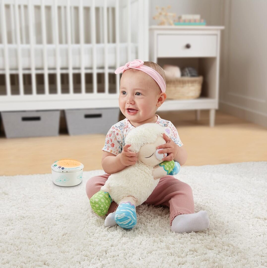 VTech 3-in-1 Sternenlicht-Schäfchen Projektion, Musik & Kuscheltier ab 0,5 Jahr VTech 3-in-1 Sternenlicht-Schäfchen aus weichem Plüsch mit abnehmbarem Projektormodul, 3 Lichtschablonen, 3 Liedern, 40 Melodien, 25 Natur-Sounds, Timer & Geräusch-Sensor, ab 0,5 J., Sitzend, Gesicht, Glücklich, Kopf, Socke, Sitzend, Gesicht, Glücklich, K