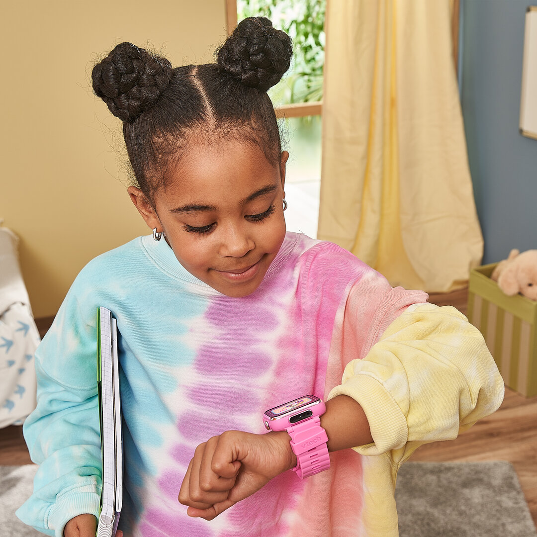 VTech KidiZoom Smart Watch MAX pink Kinder-Smartwatch mit Duokamera & Touchscreen, ab 5 Jahren VTech KidiZoom Smart Watch MAX pink mit Touch-Display 1,69, Duokamera für Fotos/Video, Schrittzähler, Spiele & Kreativ-Apps, Wecker, Musik-Player, USB-Akku, spritzwassergeschützt, ab 5 Jahren, Kind, Weiblich, Mädchen, Person
